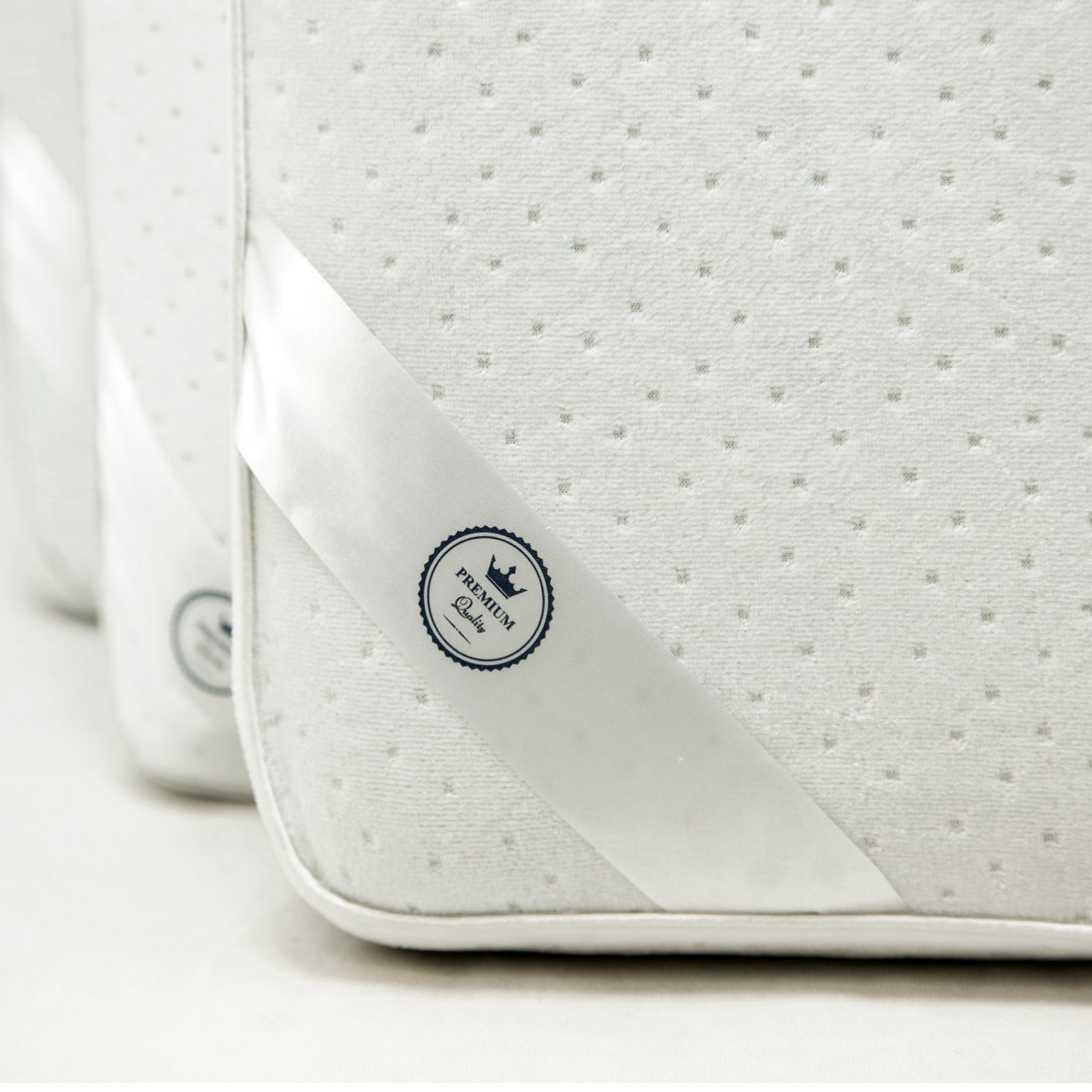 Memory foam pillow, micro-perforated, removable cover - Fantasia White Collection