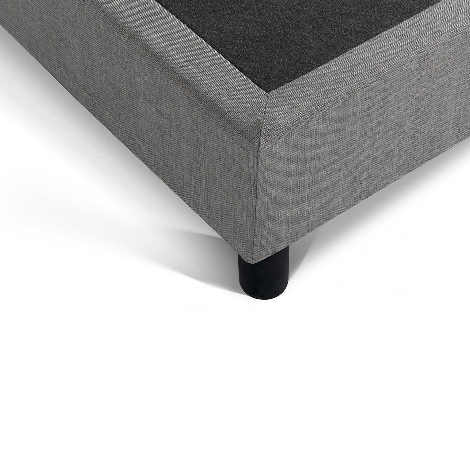 Nordisches und elegantes Polsterbett: Stoff und Lattenrost aus Holz