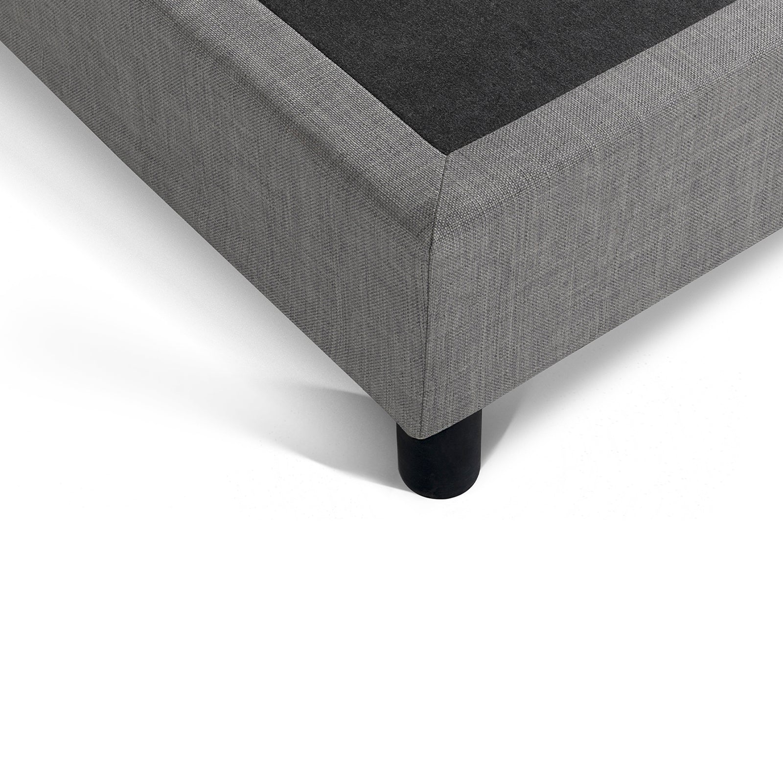 Nordisches und elegantes Polsterbett: Stoff und Lattenrost aus Holz