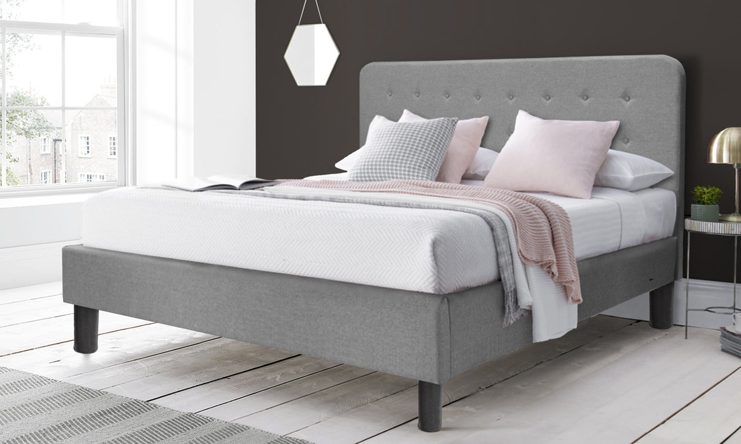 Nordisches und elegantes Polsterbett: Stoff und Lattenrost aus Holz
