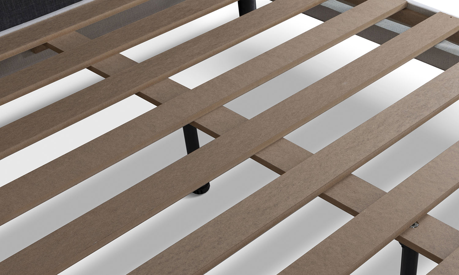 Nordisches und elegantes Polsterbett: Stoff und Lattenrost aus Holz