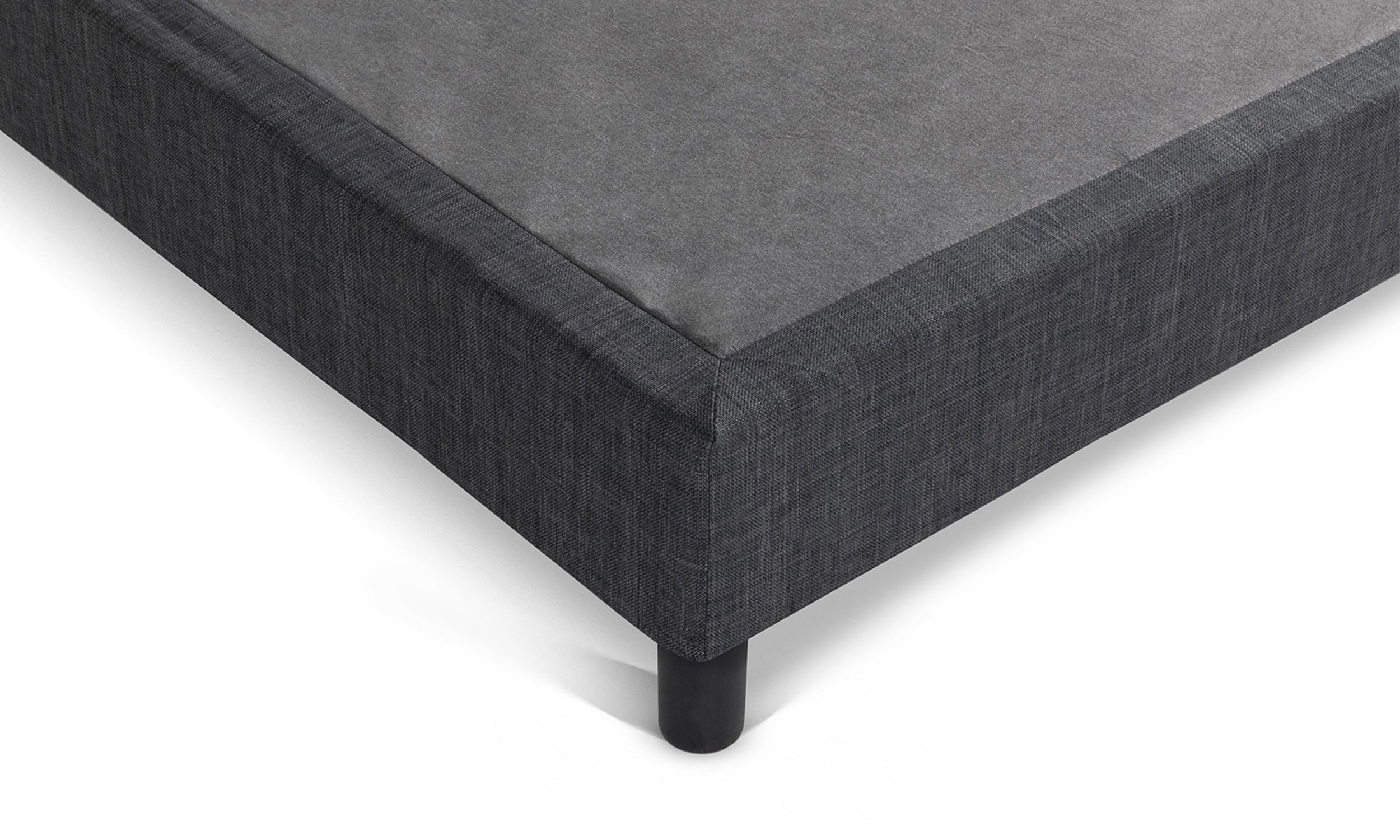 Nordisches und elegantes Polsterbett: Stoff und Lattenrost aus Holz