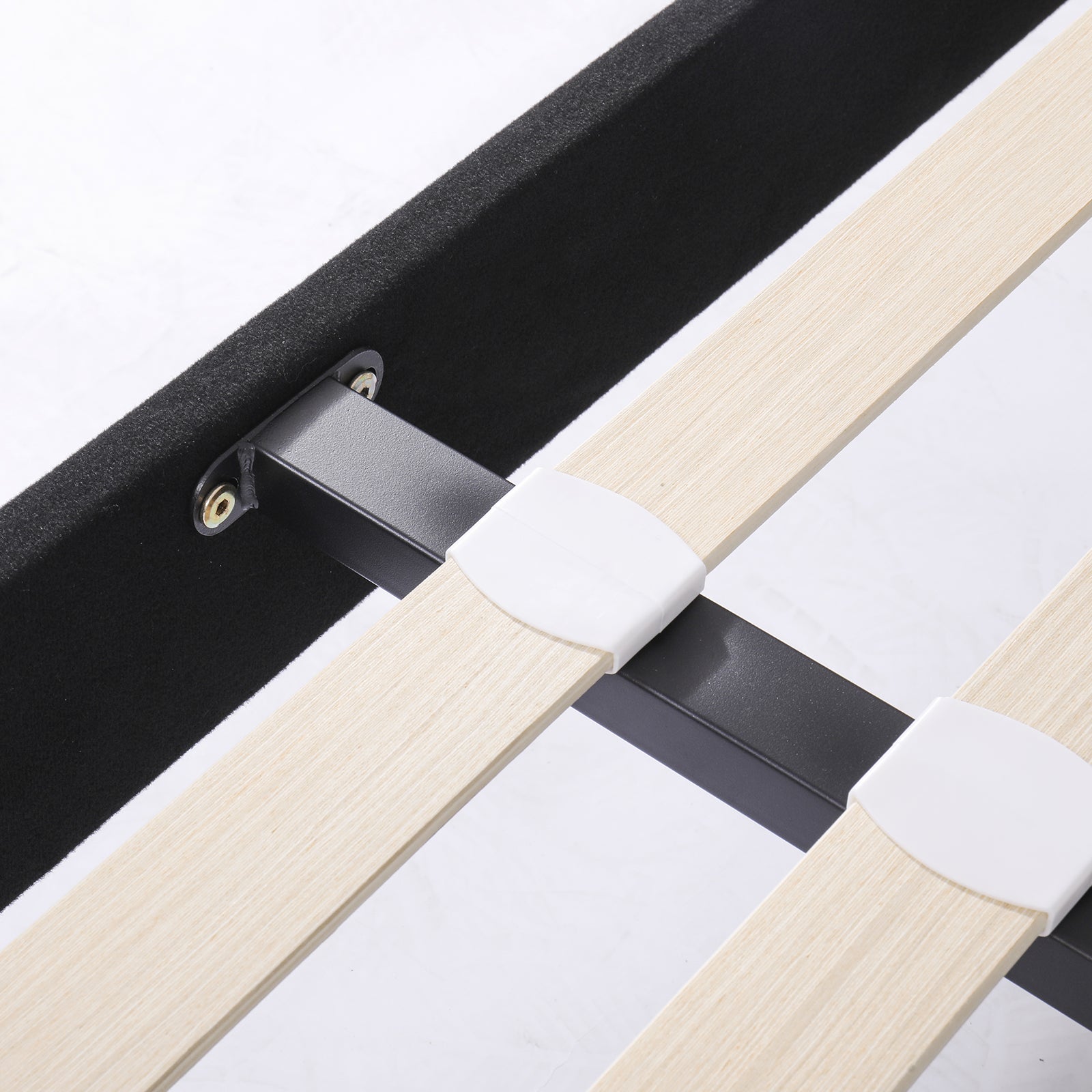 Komfort-Polsterboxspring: Holzstruktur und flexible Holzlamellen