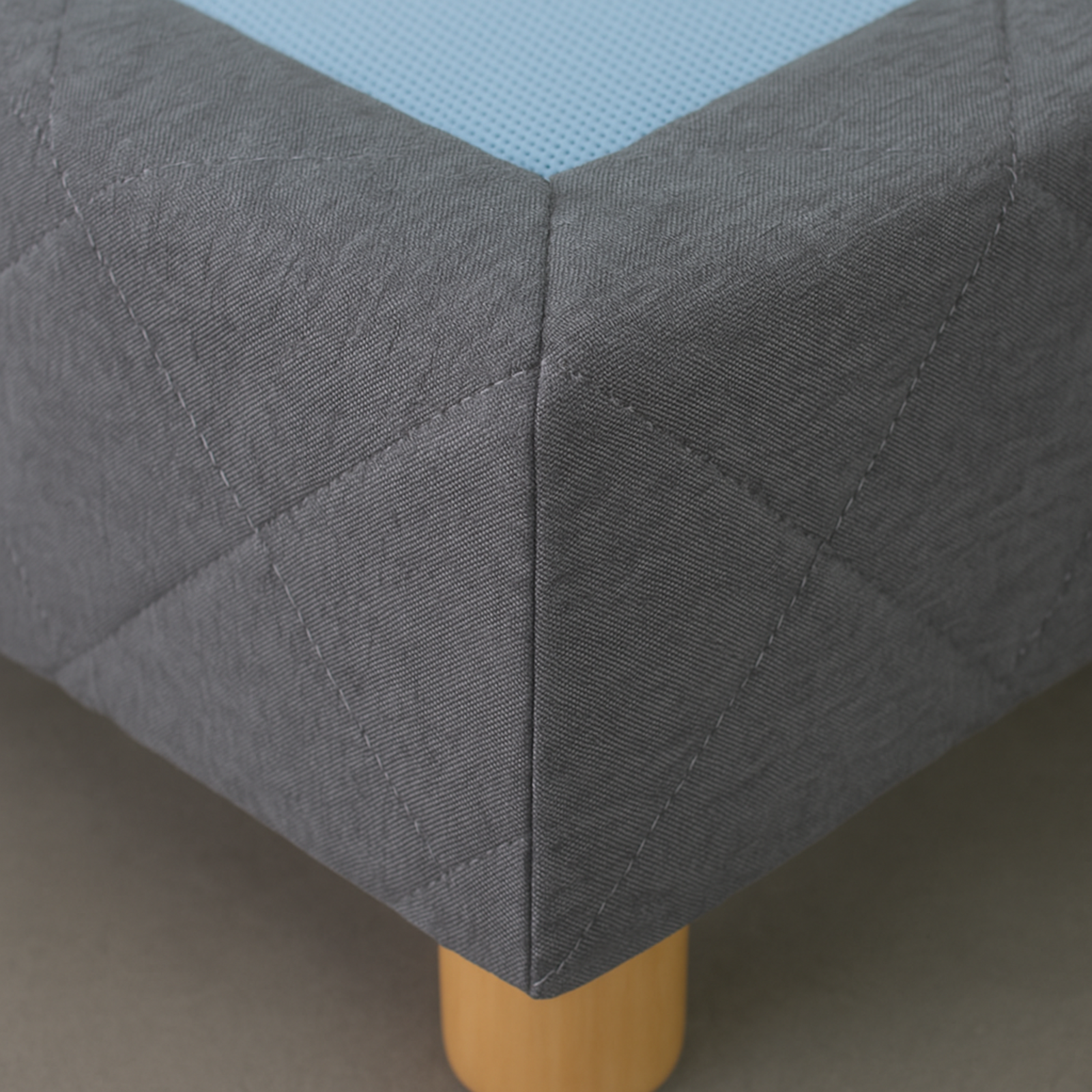 Komfort-Polsterboxspring: Holzstruktur und flexible Holzlamellen