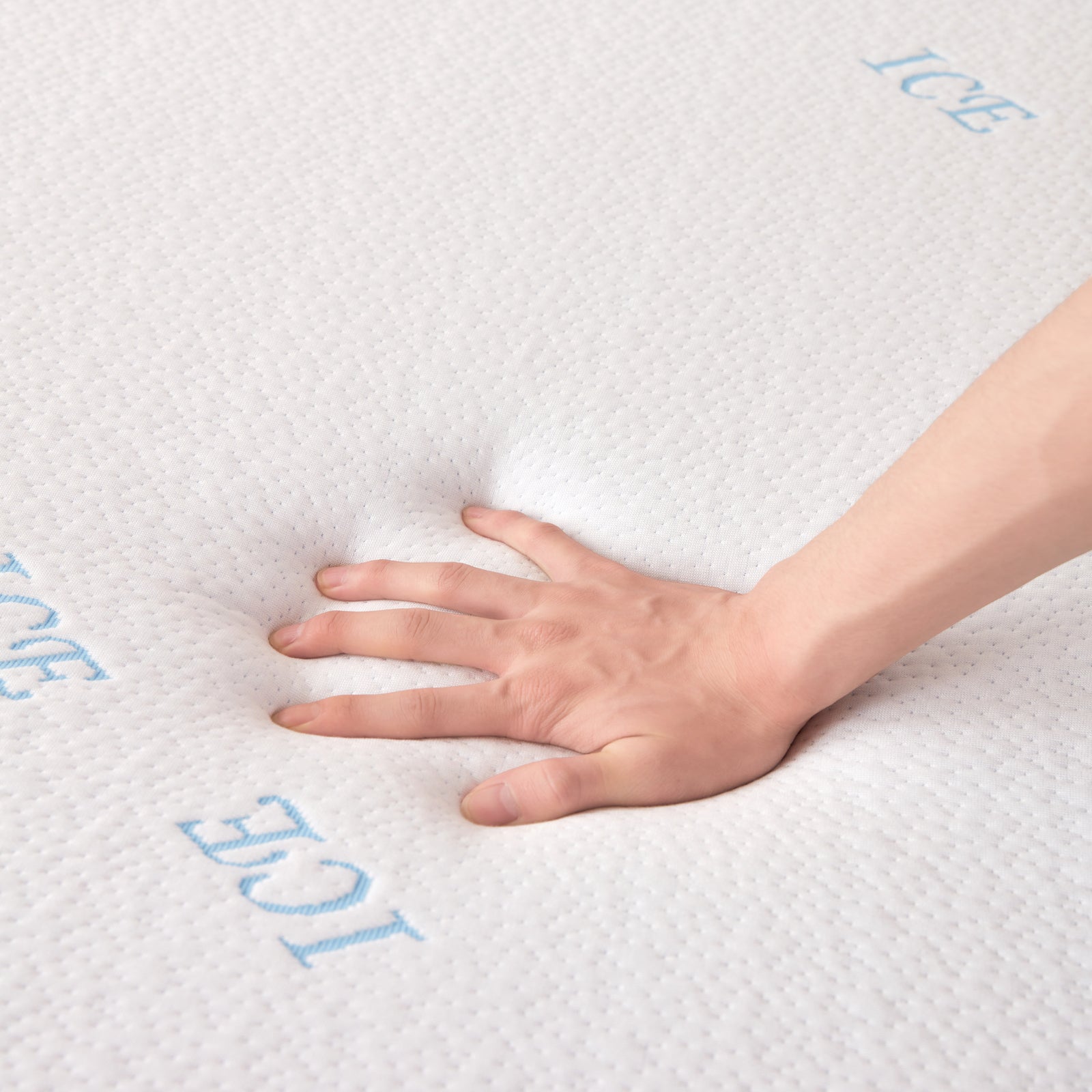 Memory foam mattress with ergonomic zones - Universal Collection
