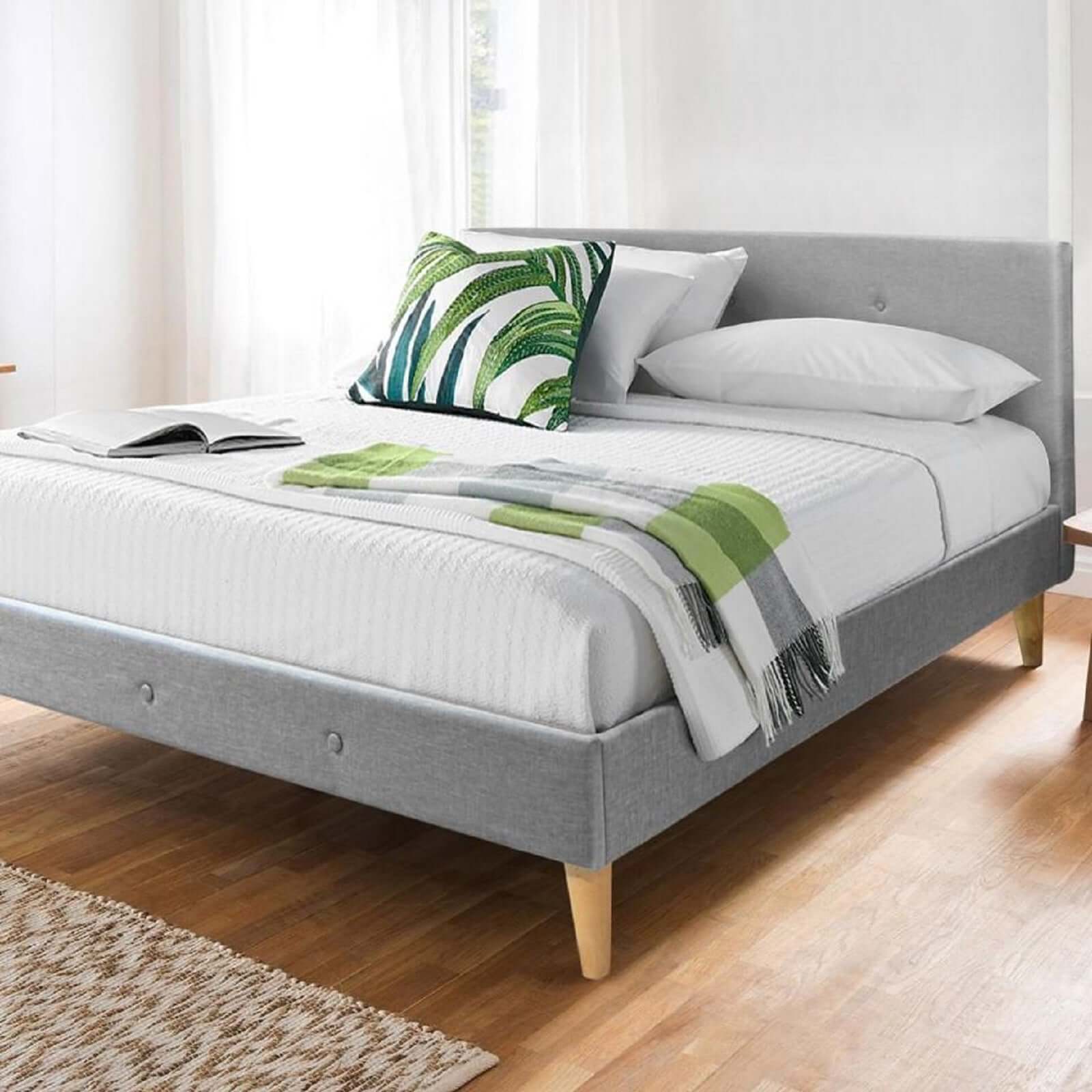 Lit capitonné Duchesse et chic : tissu et sommier à lattes en bois flexibles