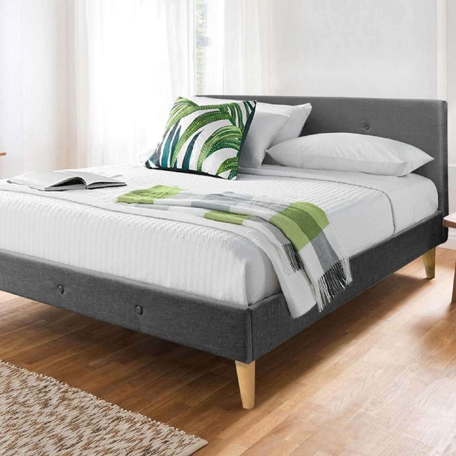 Lit capitonné Duchesse et chic : tissu et sommier à lattes en bois flexibles