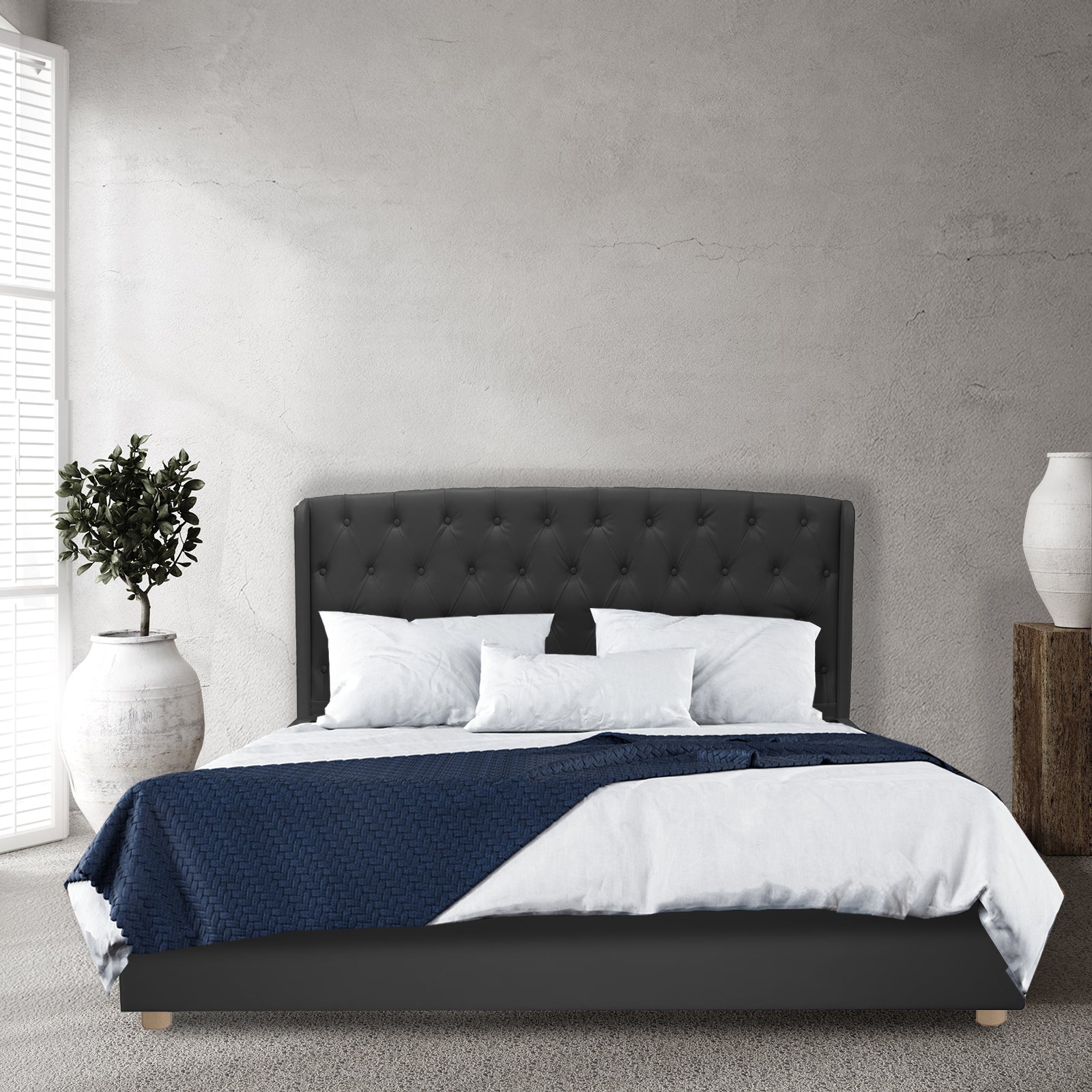 Lit capitonné Clémentine : simili cuir et sommier à lattes en bois