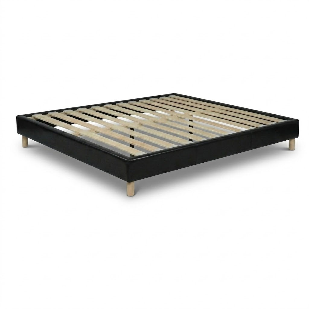 Sommier simili cuir, cadre de lit et pieds bois, maintien bassin - Collection Deco