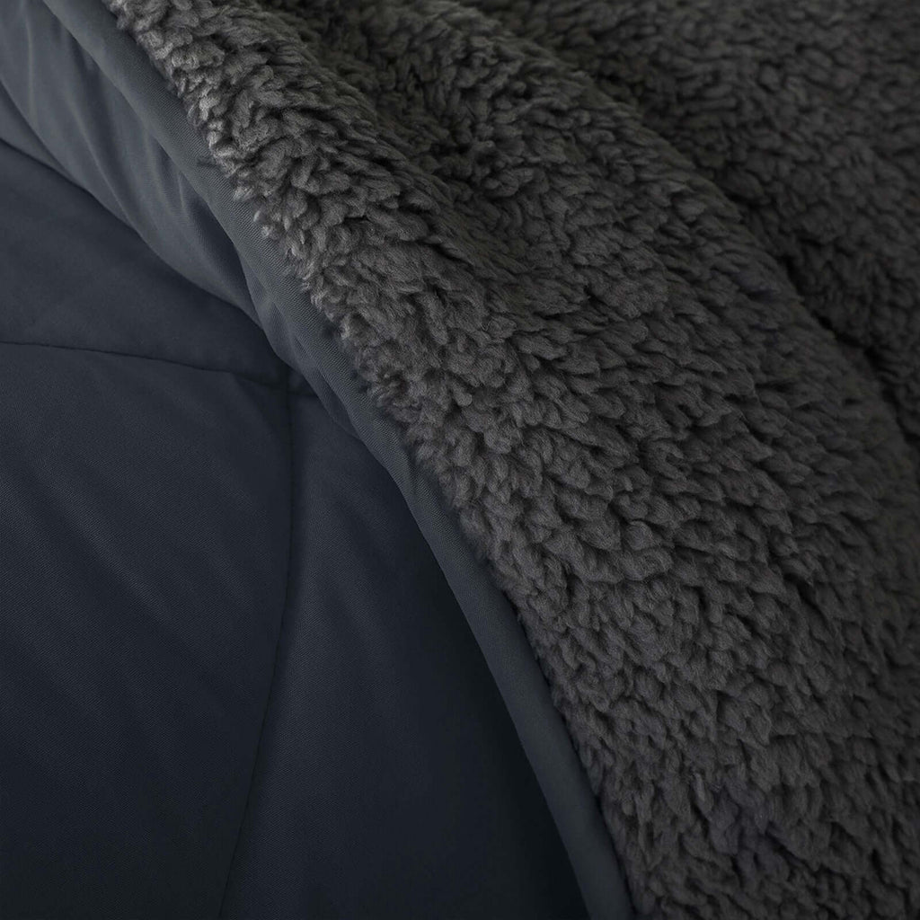 Couette chaude Sherpa réversible grise, oreillers en option