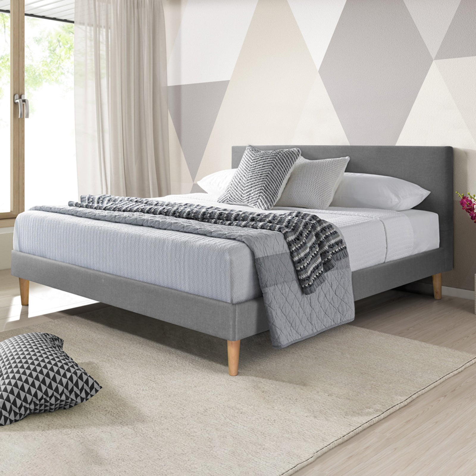 Skandinavisches Stoffbett Marquis: flexibler Lattenrost aus Holz