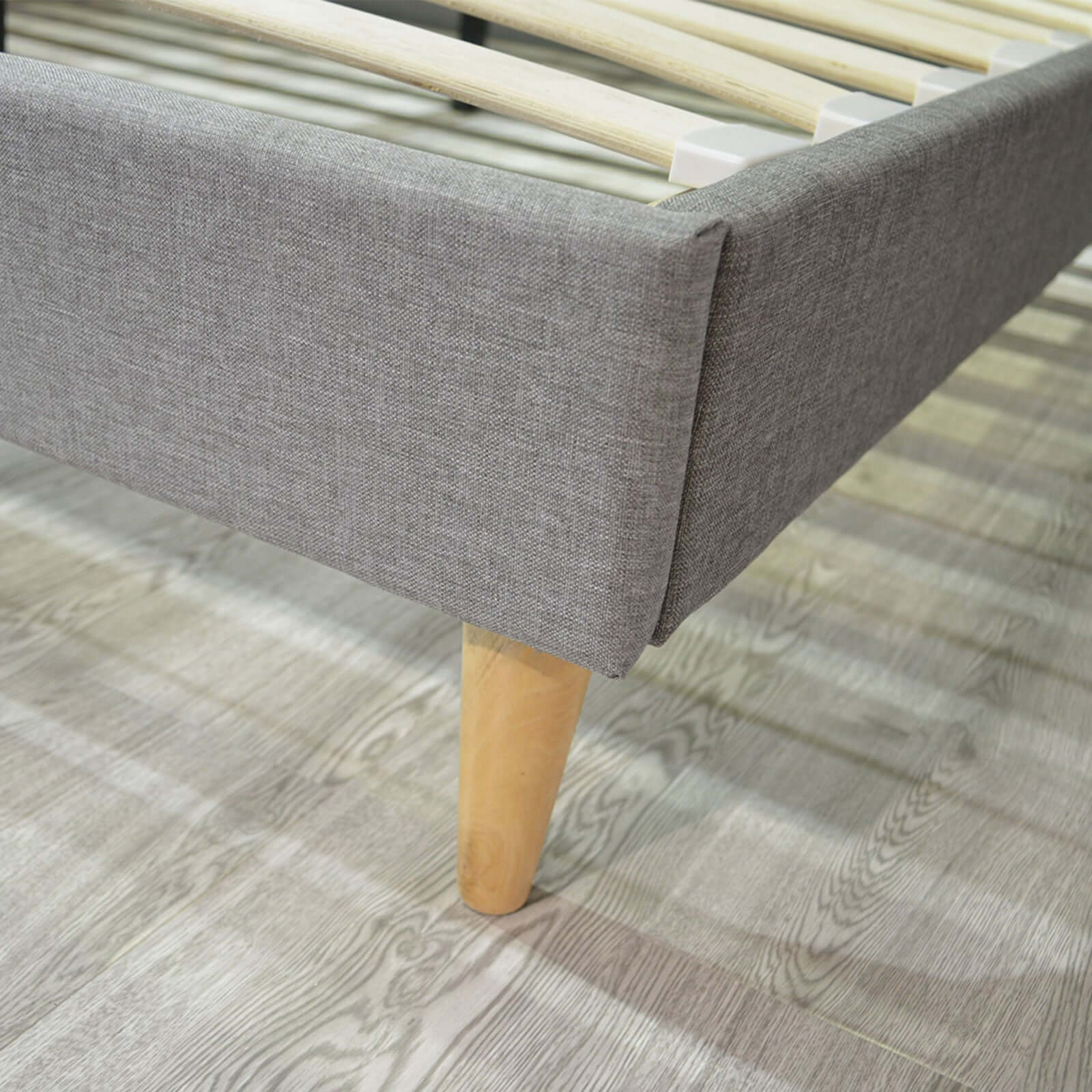 Skandinavisches Stoffbett Marquis: flexibler Lattenrost aus Holz